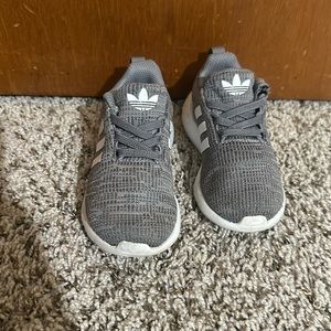 adidas Unisex-Child Swift Run 22 Sneaker toddler shoe size 8 classic gray